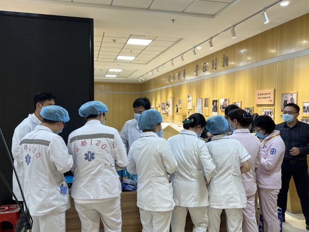 “天使之眼”，我們守護丨東區愛爾爲成都第一骨科醫院員(yuán)工進行眼科義診